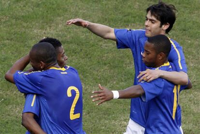 Los jugadores de Brasil celebran el gol de Robinho.