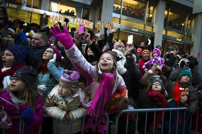 Niños contemplan el tradicional desfile de 'Acción de Gracias' por las calles de Nueva York (EE UU), 28 de noviembre 2013.