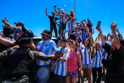 Fanáticos daban la bienvenida a casa a la selección en Buenos Aires.