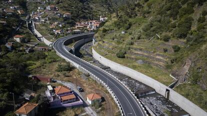 Imagen aérea donde se puede ver la casa de Guida y la nueva construcción del canal para evitar que vuelva a ocurrir la catástrofe de hace ocho años en Ribeira Brava (Madeira) en la que murieron medio centenar de personas.