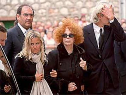 La duquesa de Alba, con sus hijos Eugenia y Jacobo, ayer, en el entierro de Jesús Aguirre.