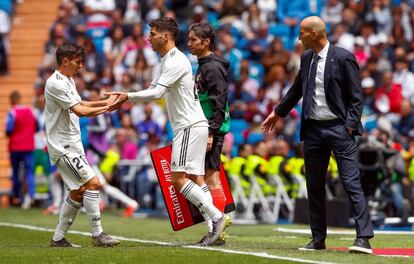 Zidane, junt amb Asensio i Brahim durant el partit davant el Betis.