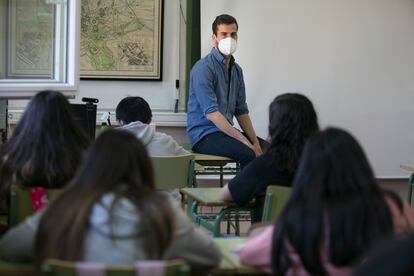 El profesor de Lengua Víctor González, en una clase del IES Juan de Mairena, en San Sebastián de Los Reyes, Madrid.