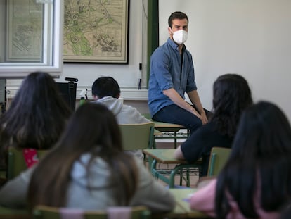 El profesor de Lengua Víctor González, en una clase del IES Juan de Mairena, en San Sebastián de Los Reyes, Madrid.