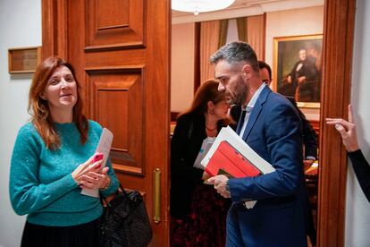 Carolina Telechea, de ERC, y Felipe Sicilia, del PSOE, antes de la reunión de la comisión de Justicia en el Congreso de los Diputados.