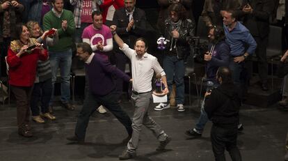 Pablo Iglesias sube al escenario para pronunciar su discurso.