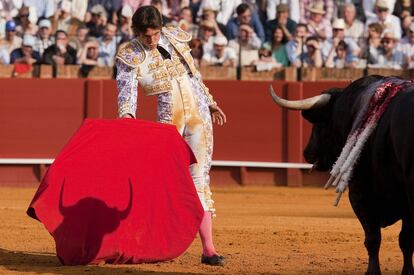 Sebastián Castella durante la faena con su primer toro en la Maestranza.