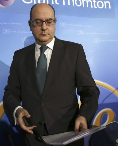 El presidente de la Asociación Española de Banca (AEB), José María Roldán, momentos antes de su intervención hoy en la tribuna Foro de la Nueva Economía, organizado por Nueva Economía Fórum.