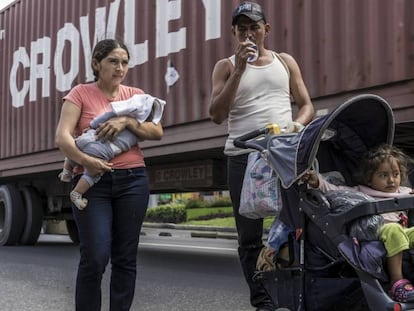 Os irmãos Arriaga caminham pela estrada que leva à Cidade da Guatemala.