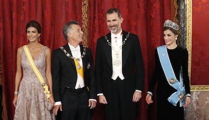 Los reyes Felipe y Letizia junto al presidente del Argentina, Mauricio Macri (2i) y su esposa, Juliana Awada (i), posan antes de la cena de gala que los Reyes ofrecen en su honor en el Palacio Real. 