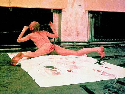 'Prueba de resistencia' (1970), imagen de una acción de Günter Brus. Foto de Klaus Eschen.