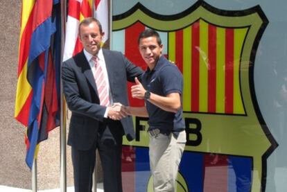 El último fichaje del Barcelona, Alexis Sánchez, saluda al presidente del Club, Sandro Rosell, a su llegada a las oficinas para firmar su contrato.