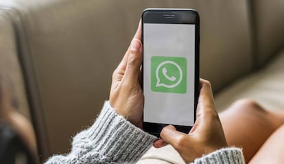 Logo de WhatsApp en un teléfono