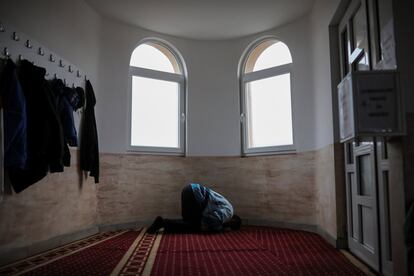 Un hombre reza dentro de una mezquita improvisada durante los rezos del viernes en el distrito de Zemun en Belgrado.