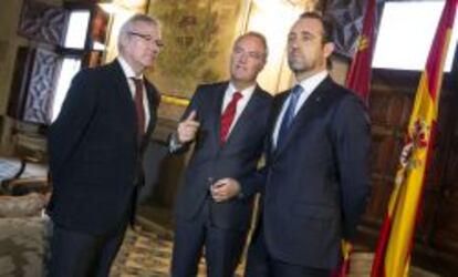 El presidente de la Generalitat Valenciana, Alberto Fabra, en el centro, conversa con los presidentes de Baleares, José Ramón Bauzá, a la derecha, y Murcia, Ramón Luis Valcárcel.