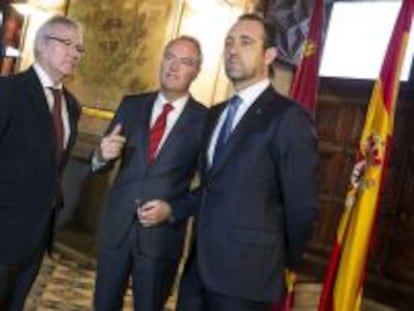 El presidente de la Generalitat Valenciana, Alberto Fabra, en el centro, conversa con los presidentes de Baleares, Jos&eacute; Ram&oacute;n Bauz&aacute;, a la derecha, y Murcia, Ram&oacute;n Luis Valc&aacute;rcel. 