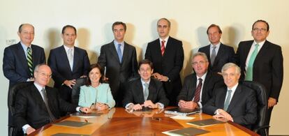 Imagen del nuevo consejo de Bankia. Fila de arriba, de izquierda a derecha: Fernando Fernández, Miguel Crespo (secretario general), José Sevilla, Jorge Cosmen, Joaquín Ayuso y José Wahnon. Fila de abajo, de izquierda a derecha: José Luis Feito, Eva Castillo, José Ignacio Goirigolzarri, Francisco Verdú y Javier Campo.