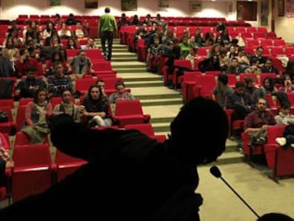 Un momento de la asamblea de los MIR celebrada ayer en le Colegio de M&eacute;dicos de Sevilla.