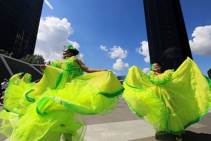 Desfile del carnaval de Barranquilla celebrado este viernes en Madrid como parte de las actividades de Colombia en la Feria del Libro de Madrid.