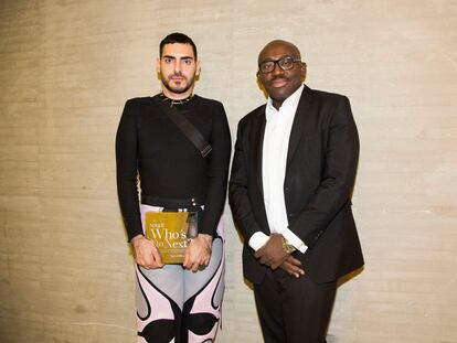 Domingo Rodríguez, diseñador de la firma Dominnico, tras recibir el premio Vogue Who's On Next 2021 junto a Edward Enninful, director de 'Vogue Reino Unido' y jefe editorial de 'Vogue' en Europa, en Madrid, el 25 de octubre de 2021.