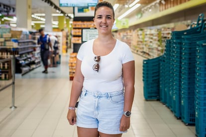 Macarena Quintero, trabajadora de un supernercado, este miércoles en Adeje (Tenerife).