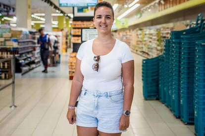 Macarena Quintero, trabajadora de un supernercado, este miércoles en Adeje (Tenerife). 