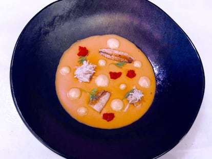 ROYAL DE CENTOLLA A LA SALSA GRIBICHE CON MANTECA "COLORÁ" / CAPEL