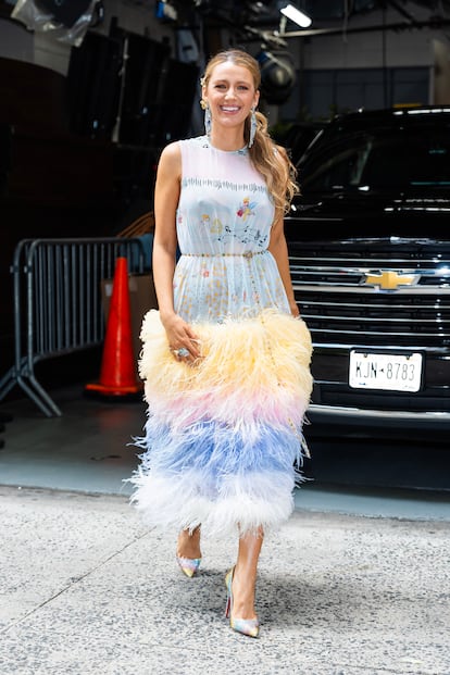 Uno de los estilismos quizá más originales, complicados y arriesgados que ha llevado es este vestido multicolor con plumas en la parte de la falda firmado por Dauphinette.