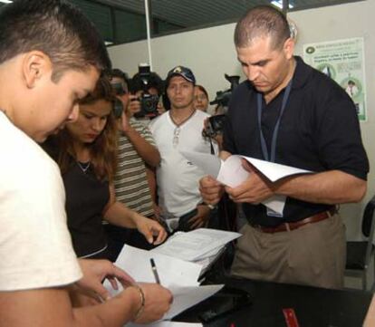 El fiscal boliviano Alberto Cornejo presenta la denuncia contra Saúl Encinas, directivo de Repsol YPF.