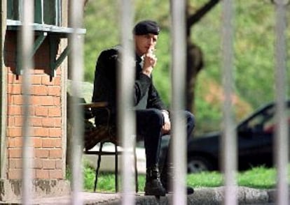 Un guardián fuma un cigarrillo en la cárcel central de Belgrado, donde está encerrado el ex presidente Milosevic.