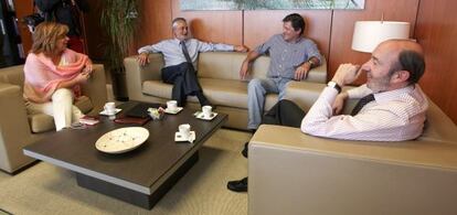 Elena Valenciano, José Antonio Griñán, Javier Fernández y Pérez Rubalcaba, en la sede del PSOE.