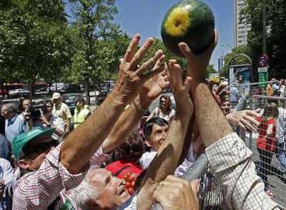 Los agricultores reparten sandías, durante la protesta de ayer en Madrid.
