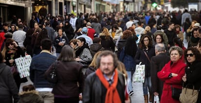 Personas caminan en Madrid en la época de Navidad.