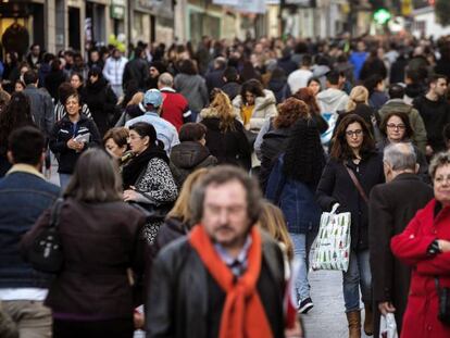 Personas caminan en Madrid en la época de Navidad.