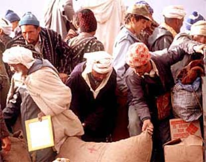 Un grupo de rife?os, ataviados con la tradicional chilaba, en un mercado del norte de Marruecos.