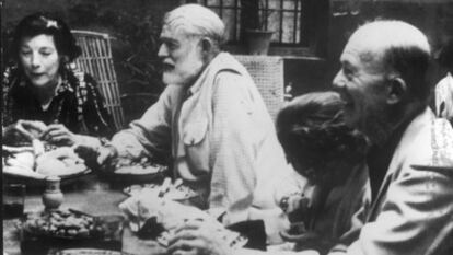 Gerald Brenan (derecha) y su amigo Ernest Hemingway en 1959.