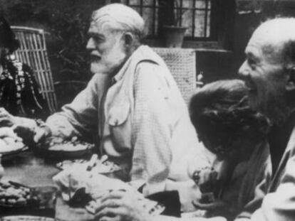 Gerald Brenan (derecha) y su amigo Ernest Hemingway en 1959.