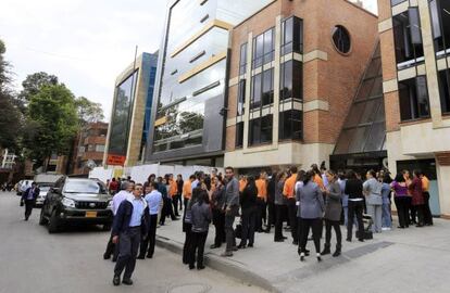 Un grupo de personas esperan tras el temblor en Bogotá.