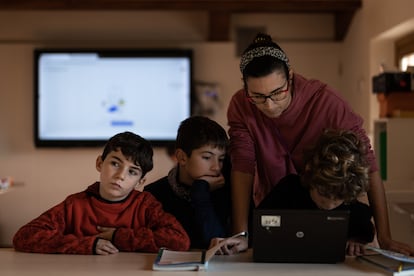 Una maestra con sus alumnos de 3º a 6º mezclados, en la escuela rural de Copons.