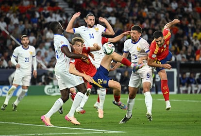 Los jugadores de España, Dean Huijsen y Mikel Merino en una jugada ante los franceses Ibrahima Konate, Clement Lenglet y Adrien Rabiot.