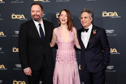 Yorgos Lanthimos, Emma Stone y Mark Ruffalo a su llegada a los attend the 76º premios del sindicato de directores de EE UU celebrados en el hotel Beverly Hilton de Beverly Hills, California, el 10 de febrero de 2024.