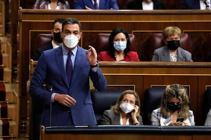 Pedro Sánchez responde a Pablo Casado (fuera de la imagen) en la sesión de control a Gobierno en el Congreso, el pasado 16 de febrero.