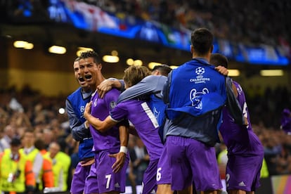 Cristiano, rodeado por sus compañeros después de marcar su segundo gol a la Juve en la final de Cardiff. 