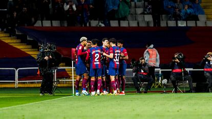 Fermín celebra un gol contra el Valencia CF en el Estadio Olímpico de Montjuic en Barcelona.