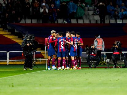 Fermín celebra un gol contra el Valencia CF en el Estadio Olímpico de Montjuic en Barcelona.