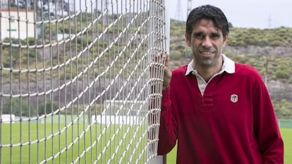 Valerón posa en la ciudad deportiva de Las Palmas.