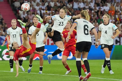 Esther González y Sophia Kleinherne, durante una acción del partido.