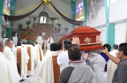 Funeral do padre Luis López na sua paróquia no Estado do México