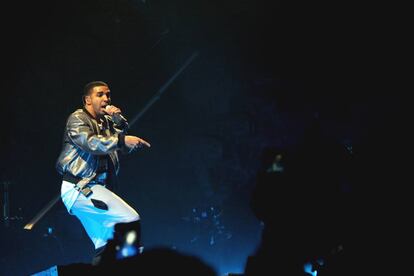 Drake en Ovo fest de 2013 vestido por SHOOP Clothing.