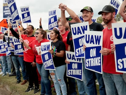 Striking United Auto Workers (UAW) members from the General Motors Lansing Delta Plant picket in Delta Township, Michigan U.S.  September 29, 2023.